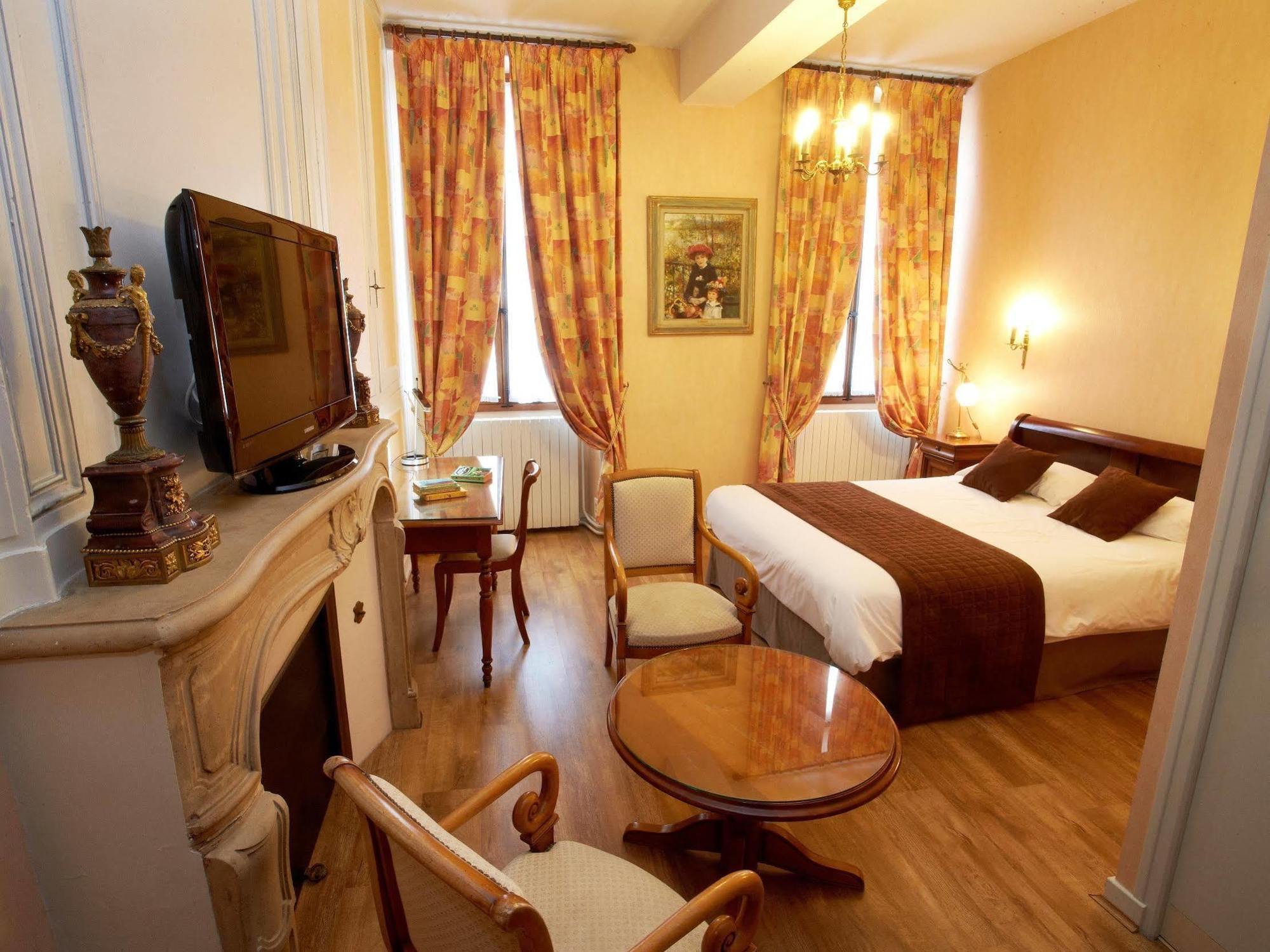 Logis Hotel - Le Relais Saint Vincent Ligny-le-Chatel Exterior photo